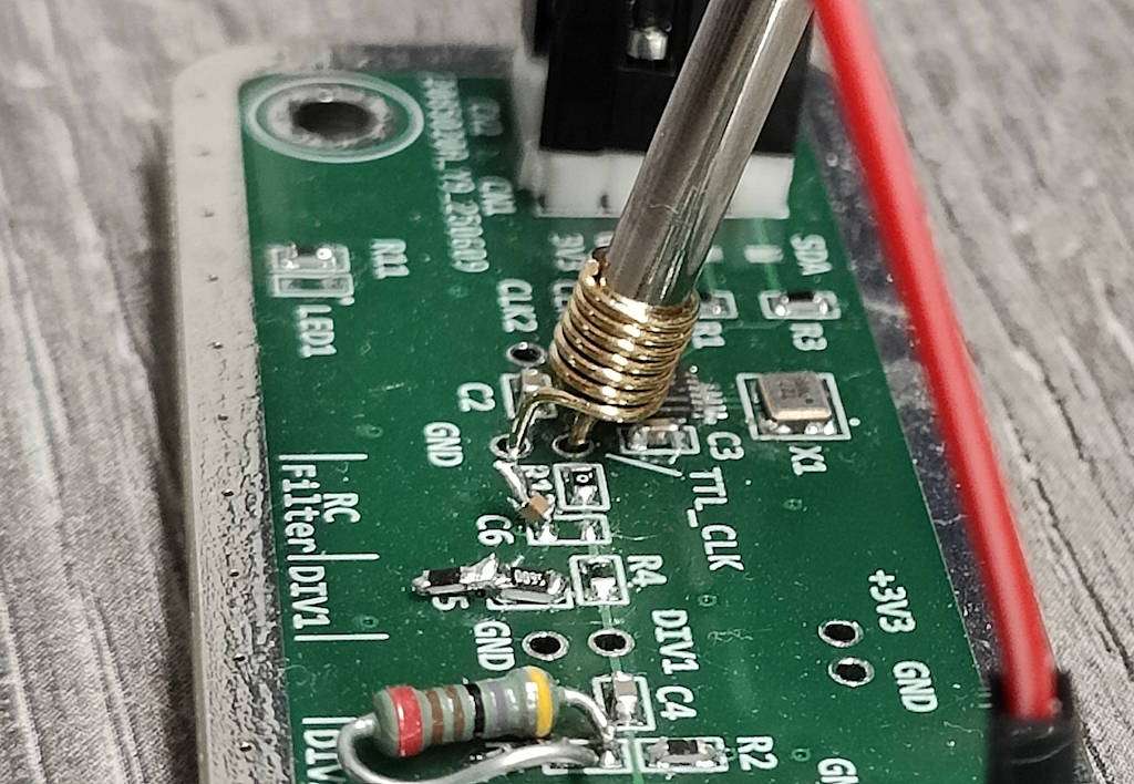 photo of oscilloscope probe with short ground clip